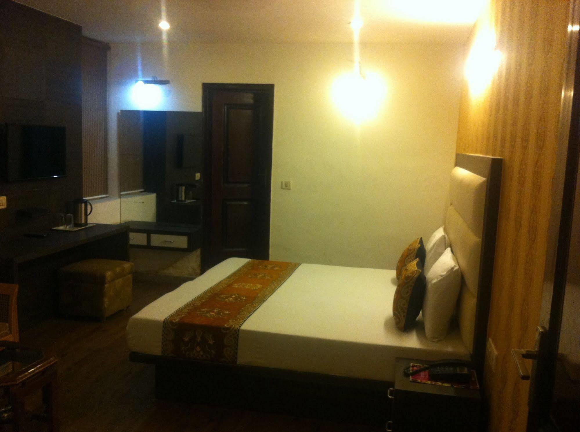 Hotel Karat 87 Inn New Delhi Ngoại thất bức ảnh