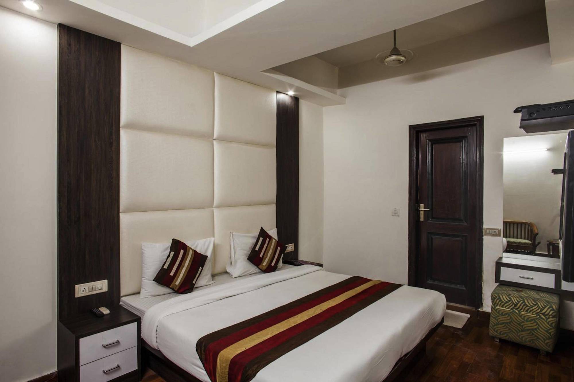 Hotel Karat 87 Inn New Delhi Ngoại thất bức ảnh